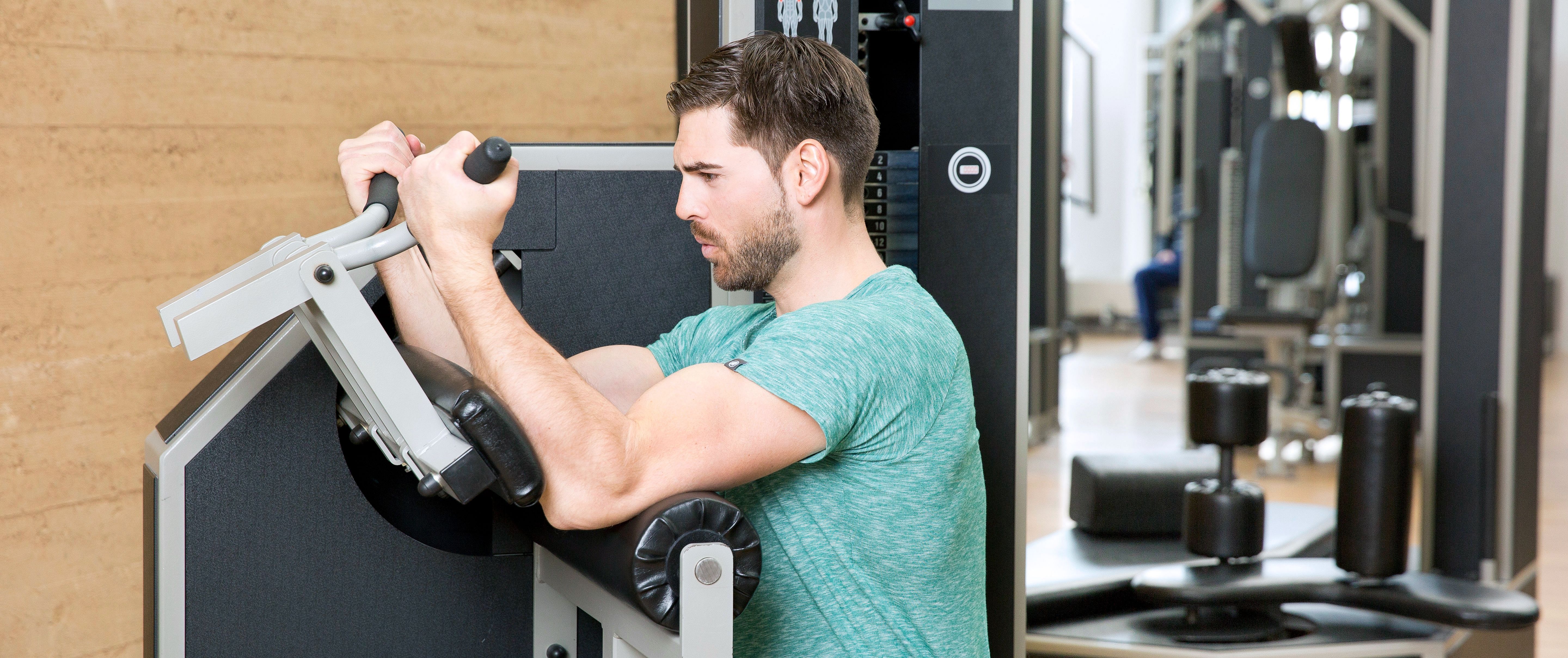 Krafttraining an der Kieser Training-Maschine H1