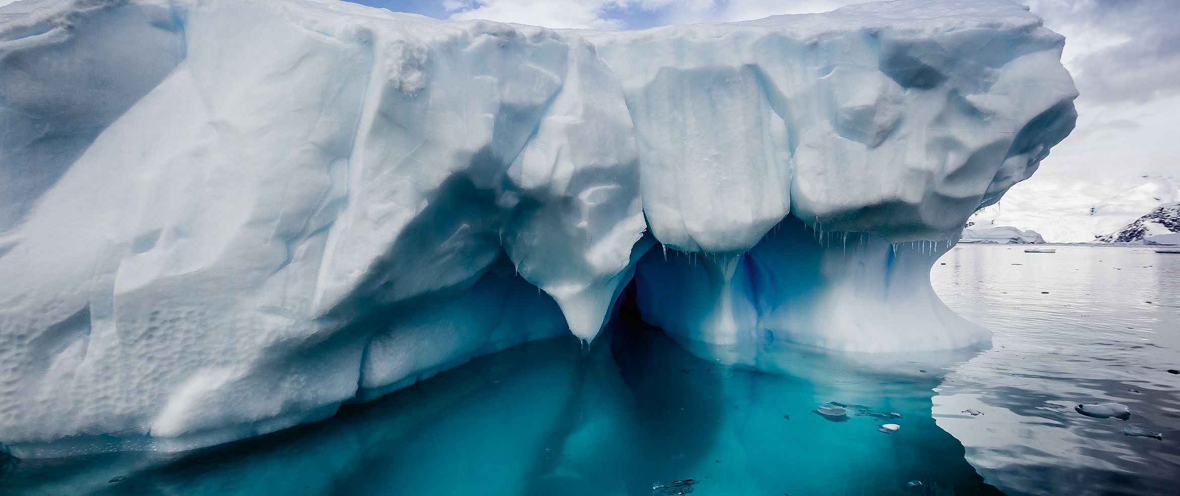 Eisblock im Wasser